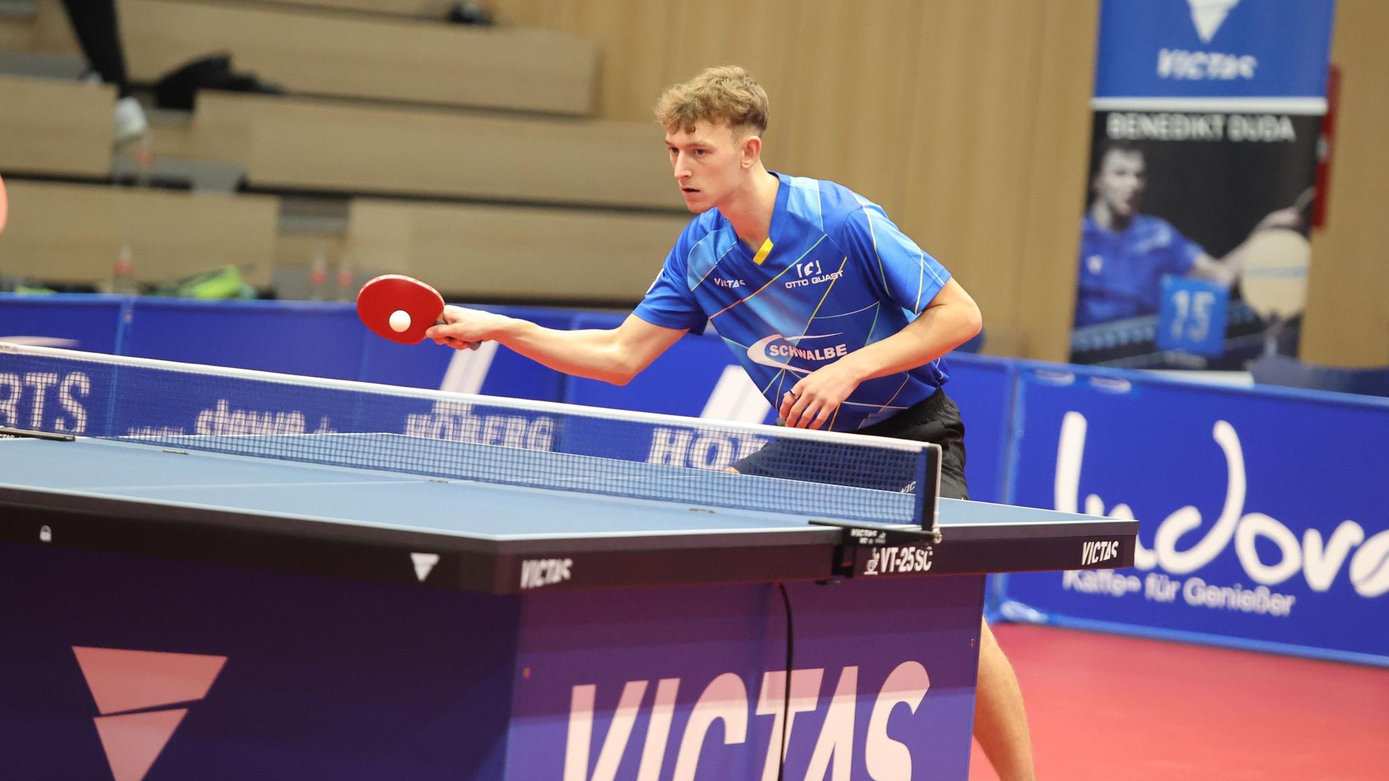 Adrien Rassenfosse steht an der Platte und spielt den Ball zurück.