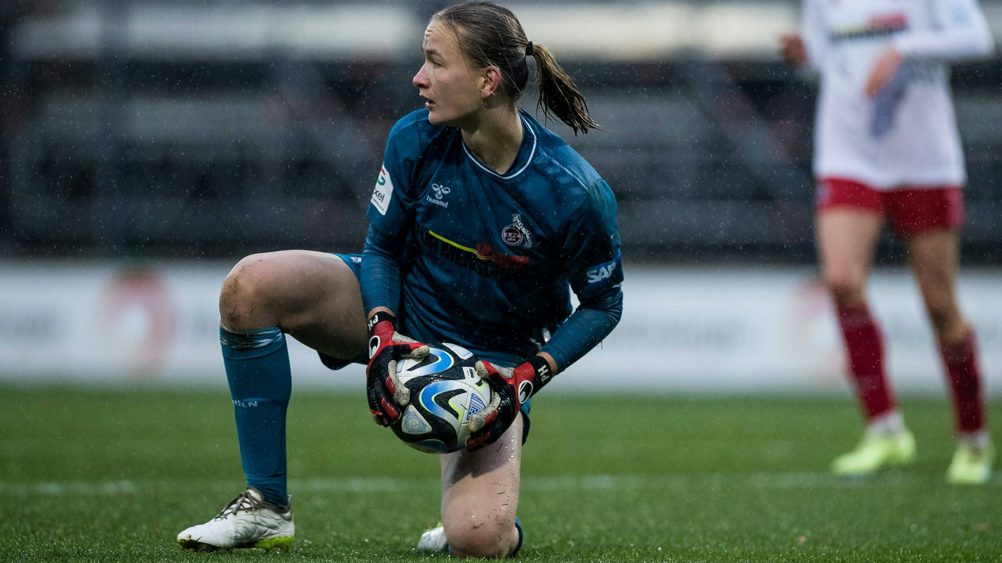 GOOGLE PIXEL Frauen Bundesliga: 1. FC Köln - VfL Wolfsburg 09.12.2ß23 Paula Hoppe 1. FC Köln, 12 hält GOOGLE PIXEL Frauen Bundesliga, 1. FC Köln - VfL Wolfsburg, Köln, Franz-Kremer-Stadion am 09.12.2023 DFB REGULATIONS PROHIBIT ANY USE OF PHOTOGRAPHS AS IMAGE SEQUENCES AND/OR QUASI-VIDEO. *** GOOGLE PIXEL Frauen Bundesliga 1 FC Köln VfL Wolfsburg 09 12 2ß23 Paula Hoppe 1 FC Köln, 12 holds GOOGLE PIXEL Frauen Bundesliga, 1 FC Köln VfL Wolfsburg, Köln, Franz Kremer Stadion am 09 12 2023 DFB REGULATIONS PROHIBIT ANY USE OF PHOTOGRAPHS AS IMAGE SEQUENCES AND OR QUASI VIDEO Copyright: xBEAUTIFULxSPORTS/Wunderlx