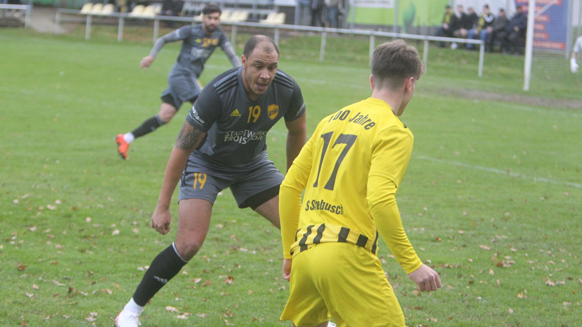Sidney Kebe (links)