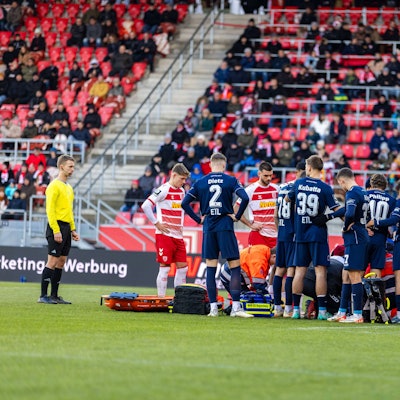 10.12.2023, Fussball, GER, Saison, 3.Liga, 18. Spieltag, SSV Jahn Regensburg - FC Viktoria Köln Spieler von beiden Mannschaften bilden einen Kreis um den verletzen Simon Handle Köln DFL REGULATIONS PROHIBIT ANY USE OF PHOTOGRAPHS AS IMAGE SEQUENCES AND/OR QUASI-VIDEO. Regensburg Bayern Deutschland Jahnstadion Regensburg *** 10 12 2023, Soccer, GER, Season, 3 League, Matchday 18, SSV Jahn Regensburg FC Viktoria Köln Players from both teams form a circle around the injured Simon Handle Köln DFL REGULATIONS PROHIBIT ANY USE OF PHOTOGRAPHS AS IMAGE SEQUENCES AND OR QUASI VIDEO Regensburg Bayern Germany Jahnstadion Regensburg