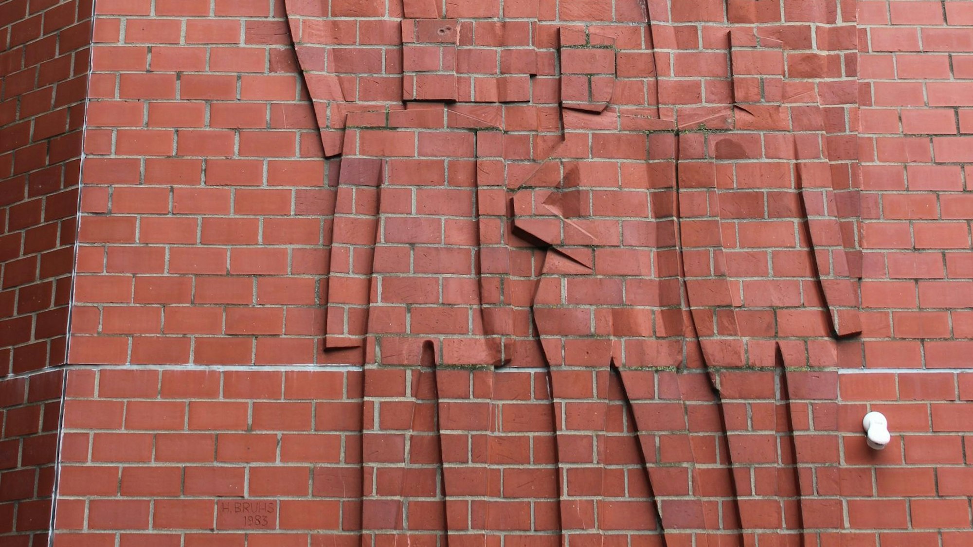Zu sehen ist ein Kunstwerk aus Ziegeln.