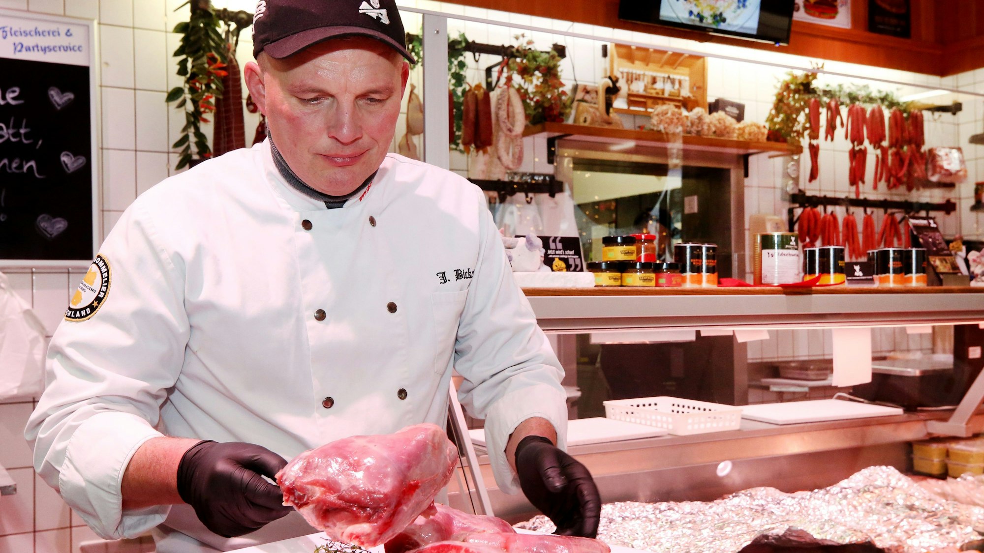 PRODUKTION - 08.12.2023, Nordrhein-Westfalen, Essen: Jürgen Bickert, Metzgermeister und geprüfter "Fleischsommelier", präsentiert in seiner Metzgerei Nutria-Keulen. Nutrias gelten als invasive Art und werden mit Fallen bejagt. Jürgen Bickert empfiehlt die geschmorten Keulen als Weihnachtsbraten. (zu dpa "Metzger empfiehlt Nutria-Keule zu Weihnachten - «herrliches Fleisch»") Foto: Roland Weihrauch/dpa +++ dpa-Bildfunk +++