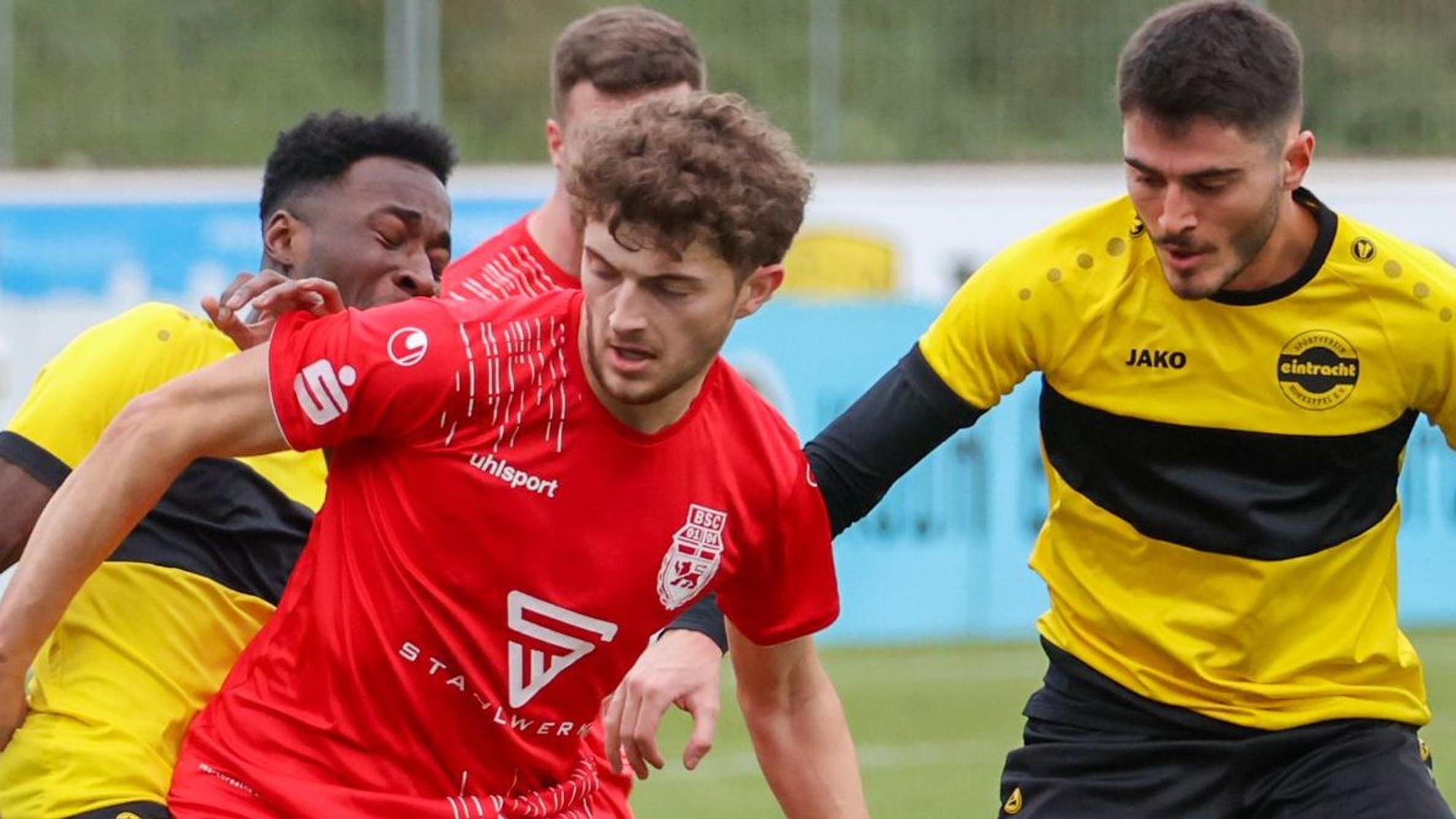 Der Hohkeppler Fußball versucht dem Bonner den Ball vom Fuß zu spielen.