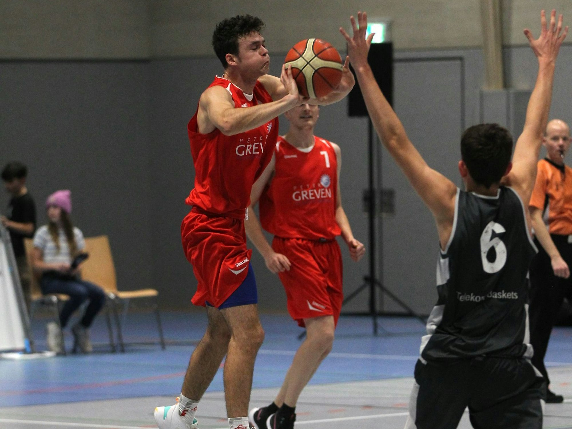 Mit aufgepusteten Wangen versucht Julian Cziraky sich an einem Fernwurf.