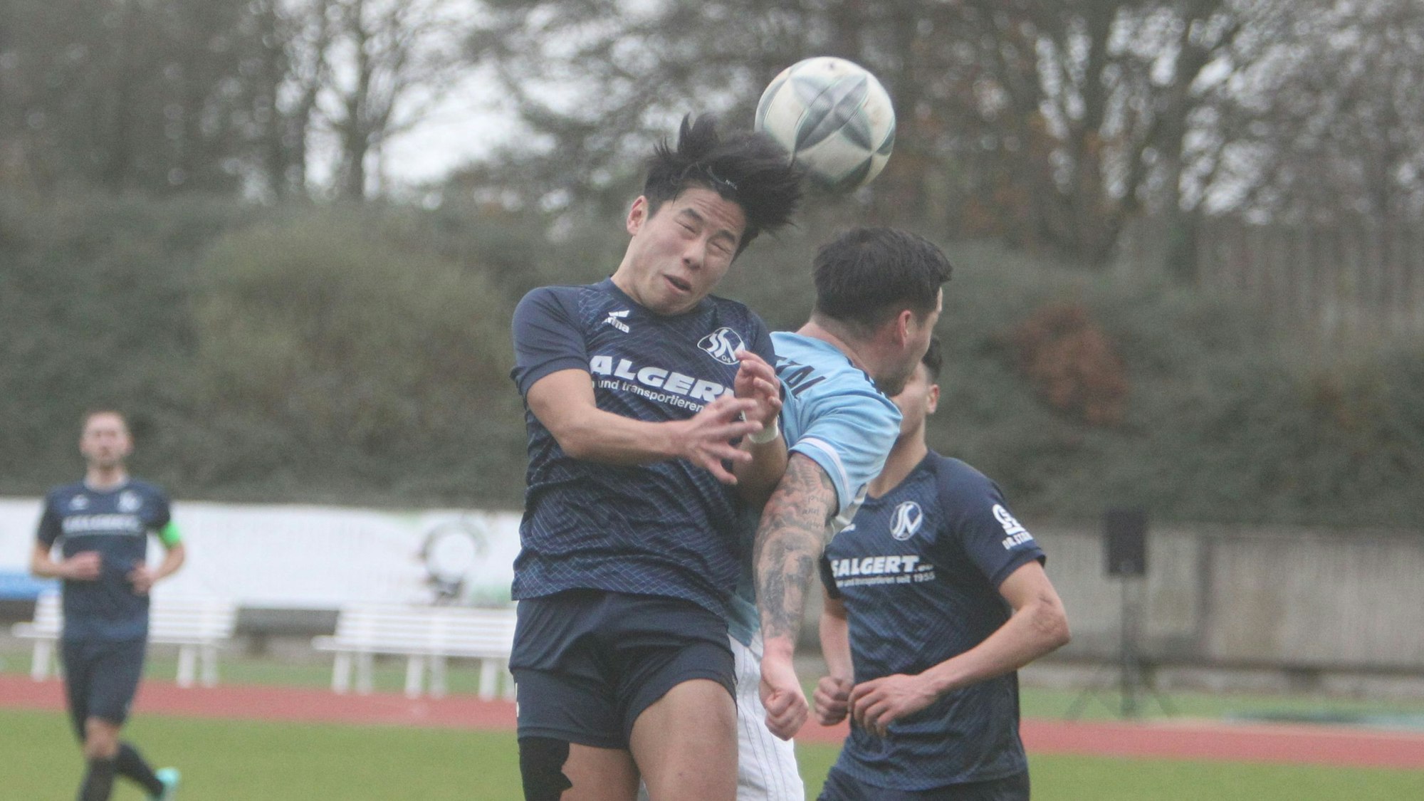 Auch Siegburgs Keita Kinoshita (vorne) zeigt vollen Einsatz.