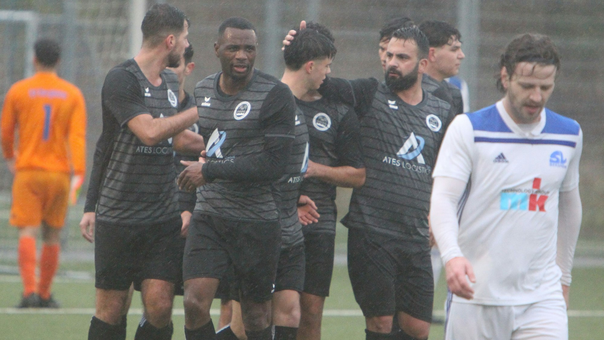 Streicheleinheit für den Torschützen: Fabien Dick erzielt das 1:0 für den 1. FC Niederkassel, Fatih Tuysuz gratuliert als einer der Ersten.