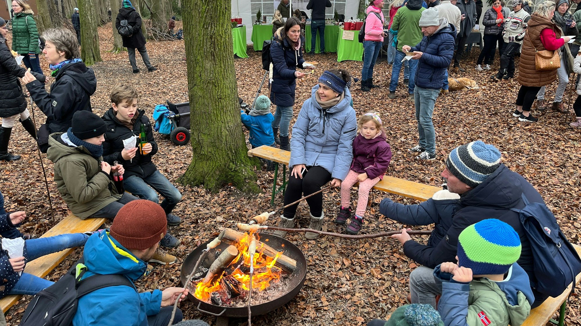 In Kurscheid gab es wieder den Waldweihnachtsmarkt des Bürgervereins Westerhausen und Umgebung. Das Stockbrotangebot am offenen Feuer gehört stets dazu.