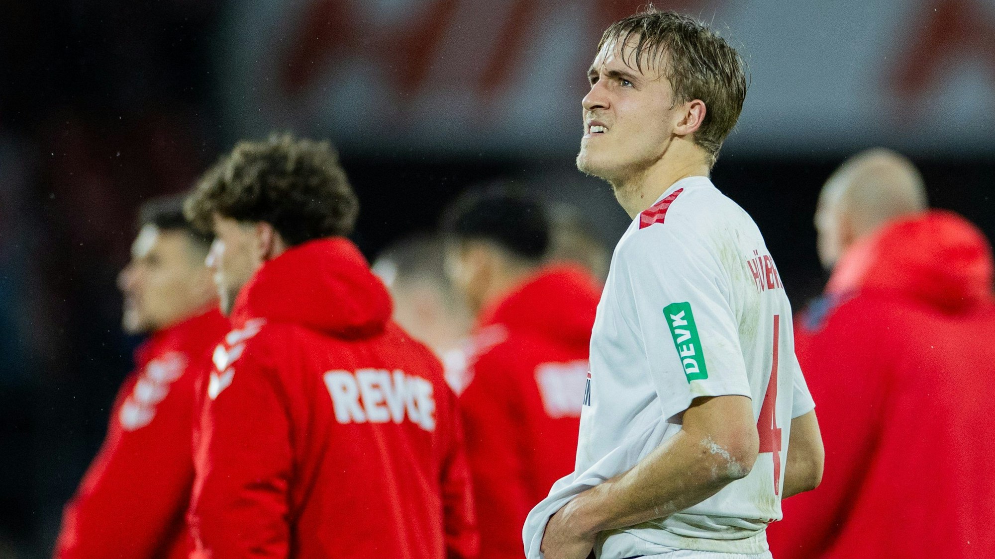 FC-Spieler Tim Hübers schaut verbissen in die Luft.