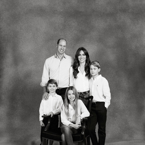 09.12.2023, Großbritannien, London: Dieses undatierte, vom Kensington Palast zur Verfügung gestellte Foto zeigt den britischen Thronfolger Prinz William und Prinzessin Kate, mit ihren drei Kindern Prinz George, Prinzessin Charlotte und Prinz Louis auf einem Foto, das auf der Weihnachtskarte der Familie im Jahr 2023 zu sehen ist.