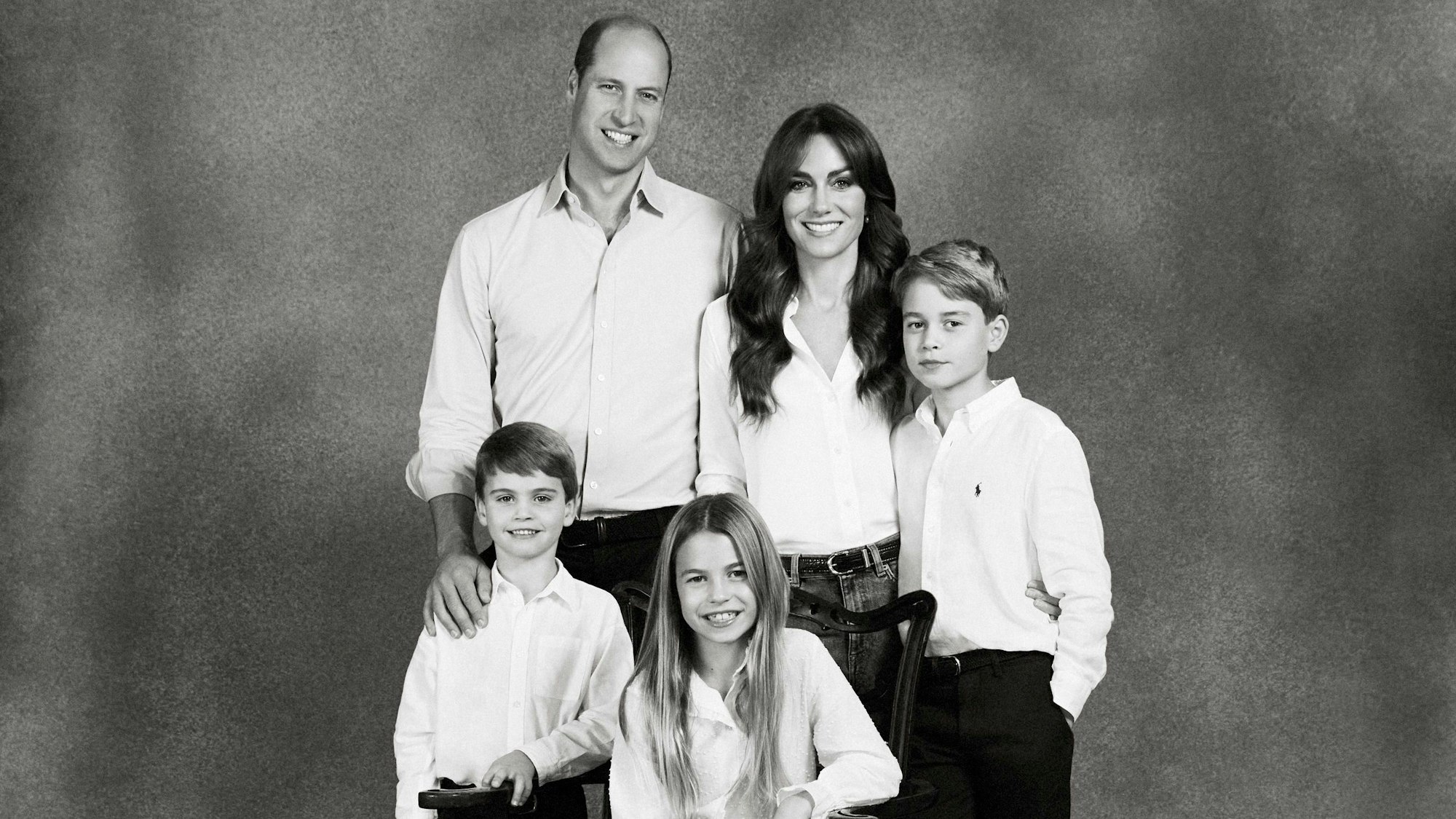 09.12.2023, Großbritannien, London: Dieses undatierte, vom Kensington Palast zur Verfügung gestellte Foto zeigt den britischen Thronfolger Prinz William und Prinzessin Kate, mit ihren drei Kindern Prinz George, Prinzessin Charlotte und Prinz Louis auf einem Foto, das auf der Weihnachtskarte der Familie im Jahr 2023 zu sehen ist.