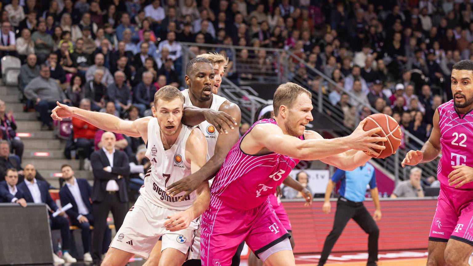 Bonns Christian Sengfelder (r.) erwischte einen Sahne-Tag. Hier schnappt er Niels Giffey den Ball weg.