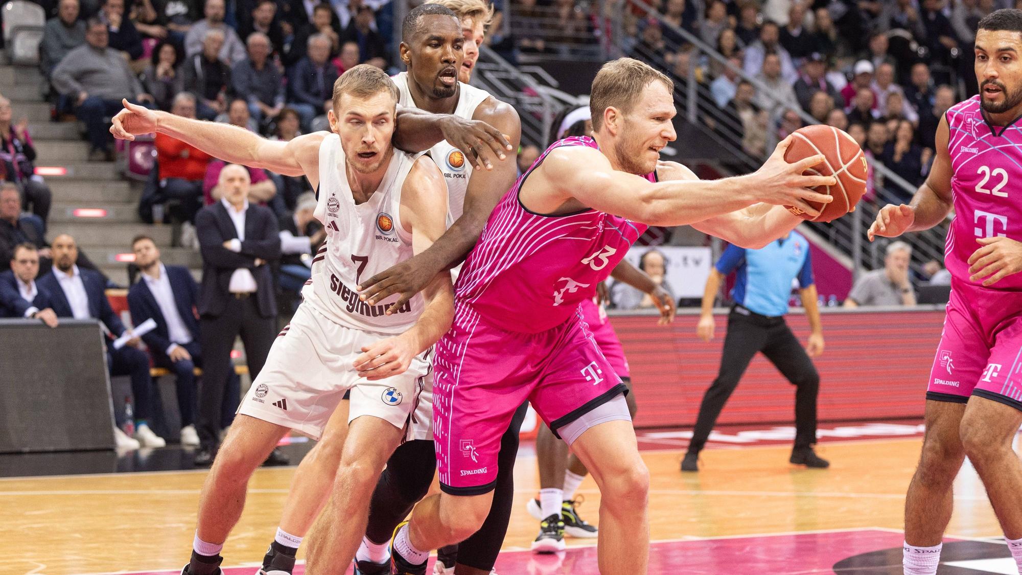 Bonns Christian Sengfelder (r.) erwischte einen Sahne-Tag. Hier schnappt er Niels Giffey den Ball weg.