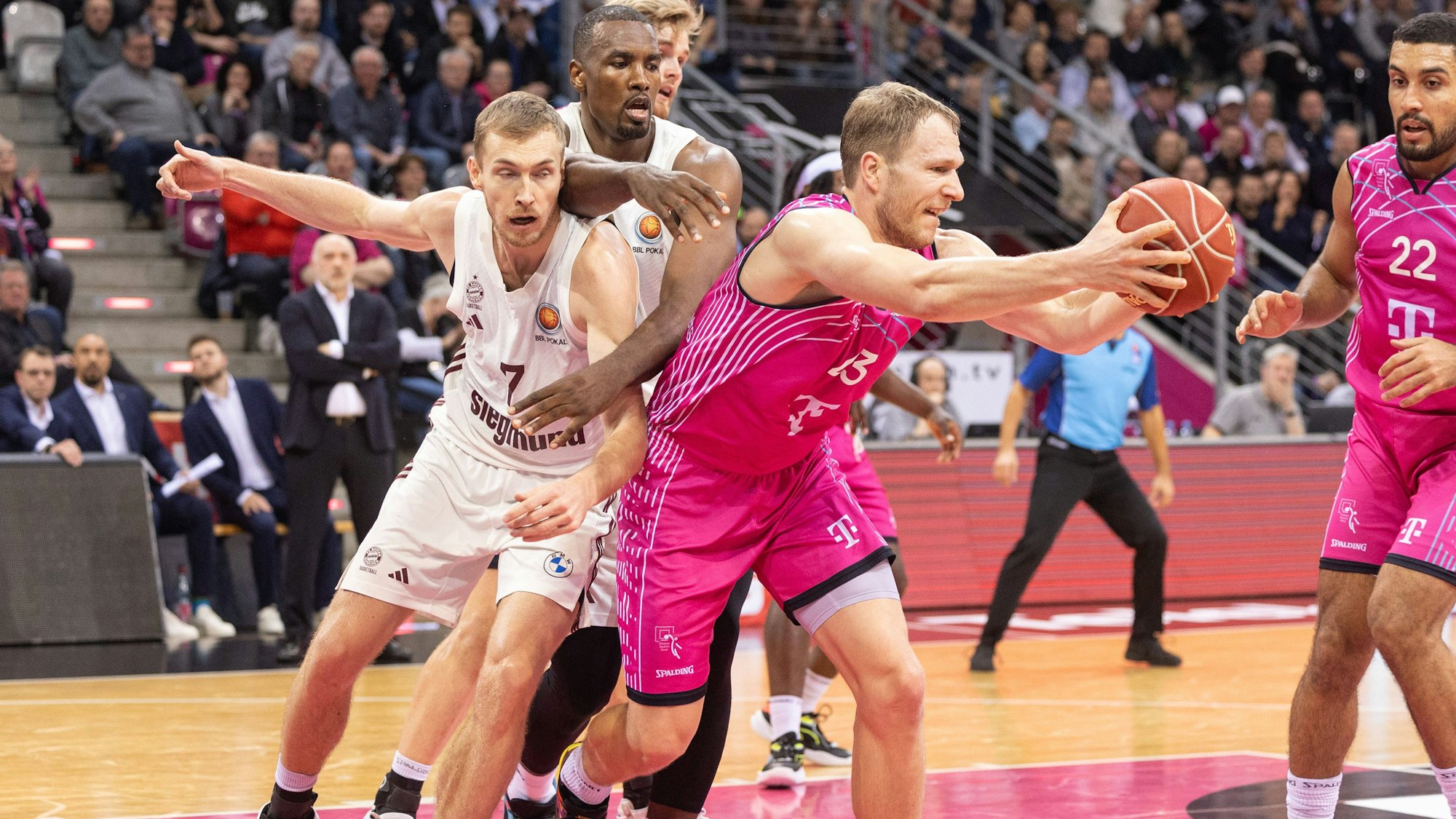 Bonns Christian Sengfelder (r.) erwischte einen Sahne-Tag. Hier schnappt er Niels Giffey den Ball weg.