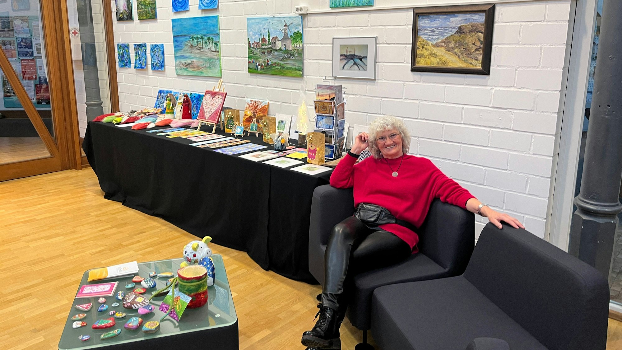 Sigrid Klein empfing im Foyer der Meys Fabrik die Gäste mit ihrer Acrylmalerein zur Ausstellung „Kunst und mehr“.