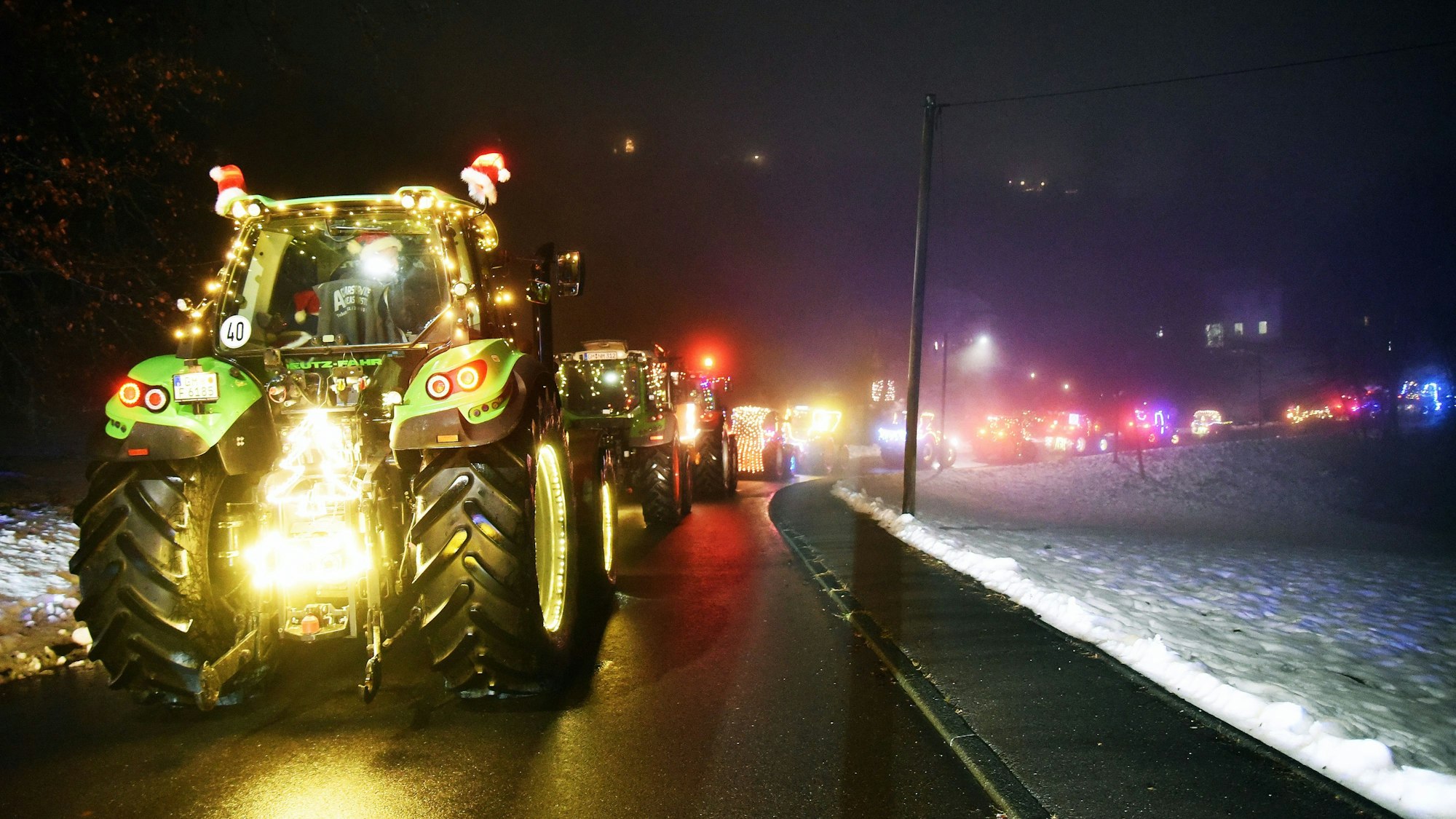 Farmers For Future Marienheide Illuminierte Treckerfahrt Ein Funken Hoffnung Bauern Lichterfahrt ab Winkel