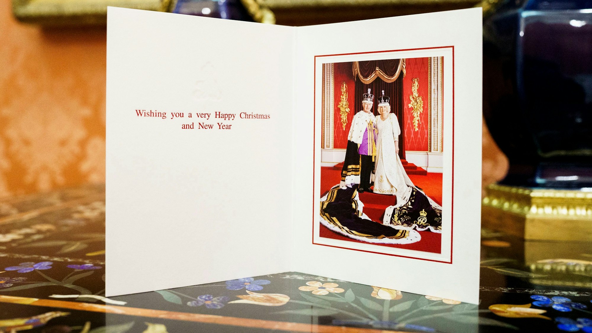 Das Foto wurde im Thronsaal des Buckingham Palastes nach der Krönung am 6. Mai 2023 aufgenommen.