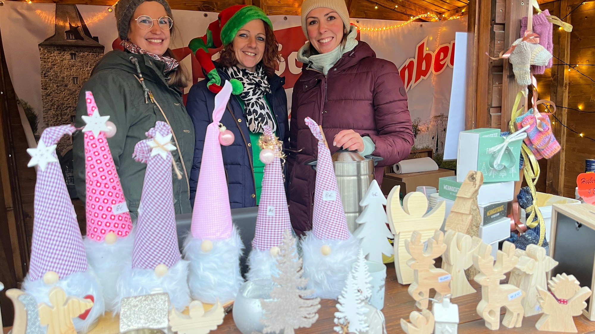 Die Irschte Plöck mit Selbstgebasteltem auf dem Weihnachtsmarkt an der Milchtanke.