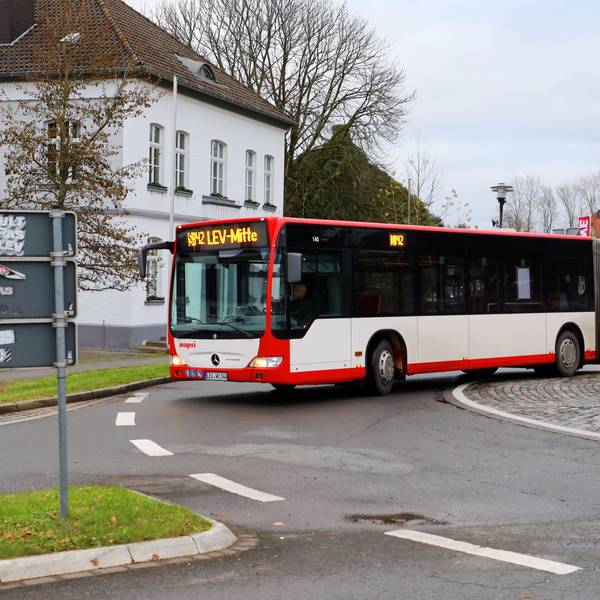 Ein Bus mit der Aufschrift SB 42 fährt durch den Kreisverkehr am Odenthaler Rathaus.