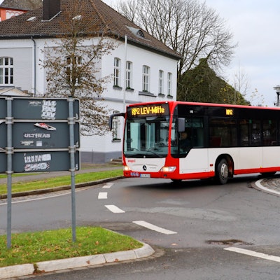 Ein Bus mit der Aufschrift SB 42 fährt durch den Kreisverkehr am Odenthaler Rathaus.
