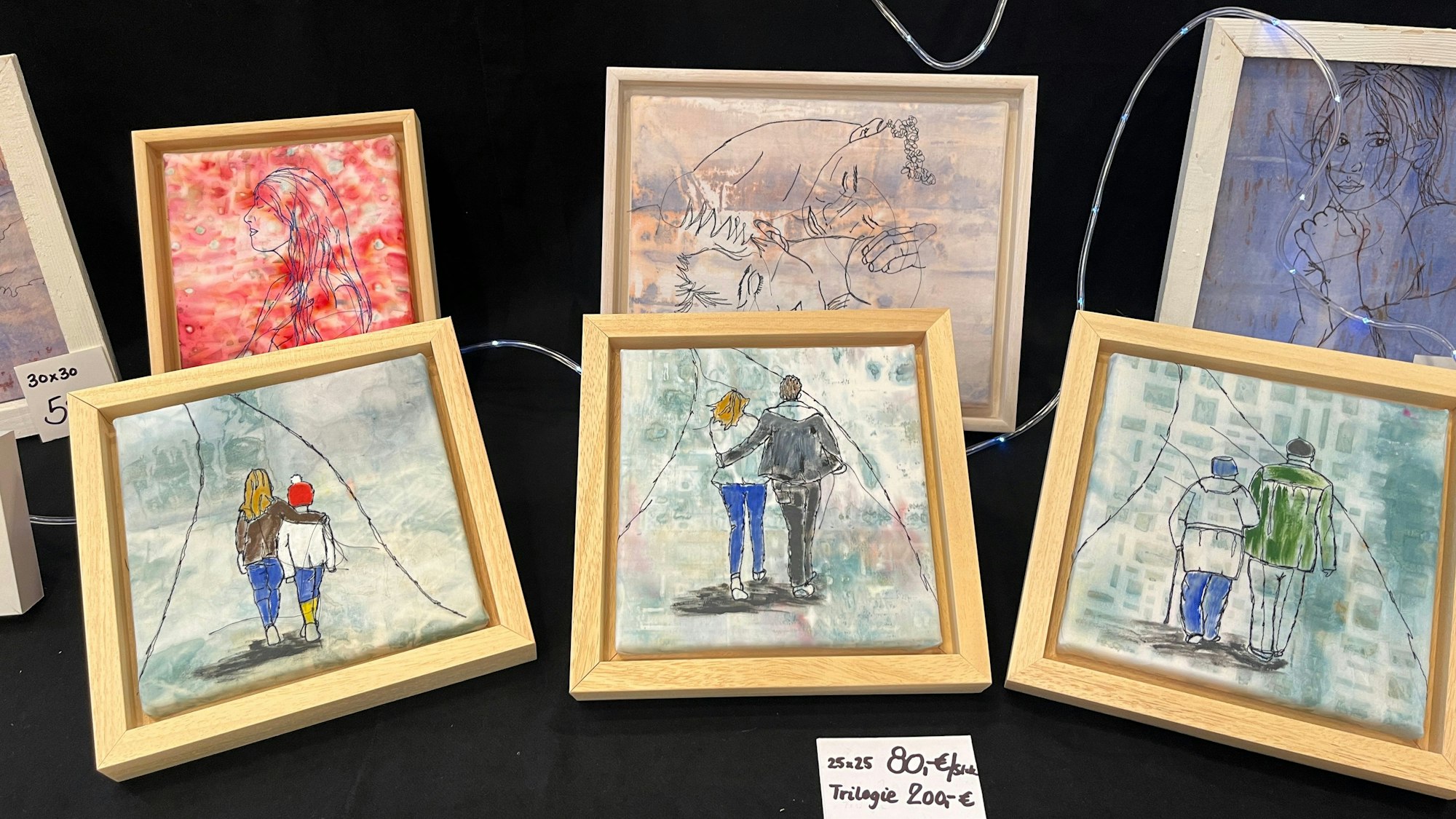 Die „Trilogie“ von Regina Barthel, im Vordergrund, ist wie ihre anderen Arbeiten mit der Nähmaschine gezeichnet.