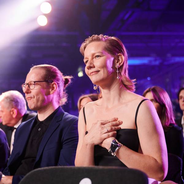 09.12.2023, Berlin: Sandra Hüller, Schauspielerin, regiert auf den Preis für die beste Schauspielerin des Filmes ·Anatomie eines Falls· beim Europäischen Filmpreis in der Arena Berlin. Der Filmpreis wird seit 1988 von der Europäischen Filmakademie (EFA) verliehen. Foto: Annette Riedl/dpa +++ dpa-Bildfunk +++