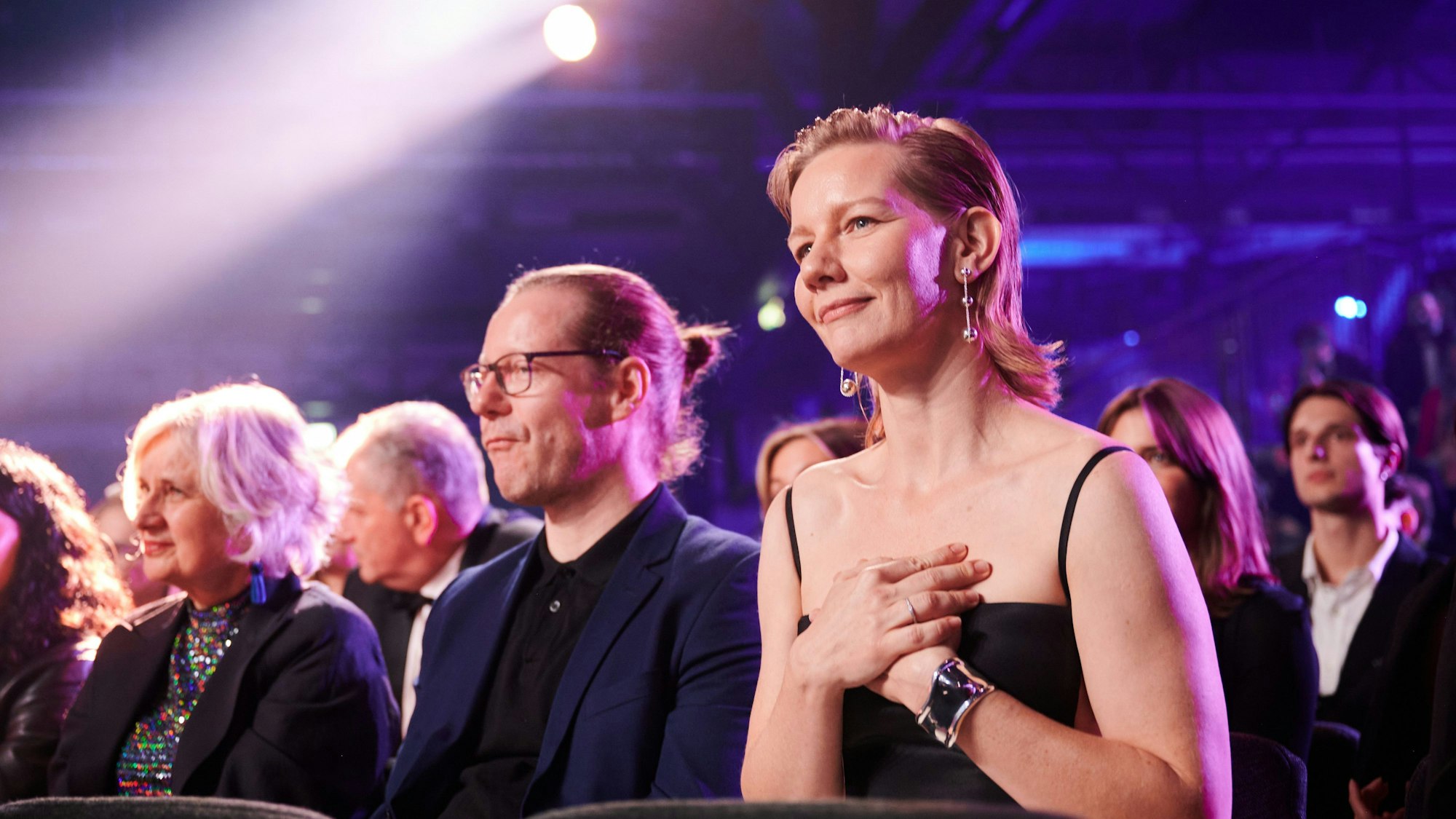 09.12.2023, Berlin: Sandra Hüller, Schauspielerin, regiert auf den Preis für die beste Schauspielerin des Filmes ·Anatomie eines Falls· beim Europäischen Filmpreis in der Arena Berlin. Der Filmpreis wird seit 1988 von der Europäischen Filmakademie (EFA) verliehen. Foto: Annette Riedl/dpa +++ dpa-Bildfunk +++