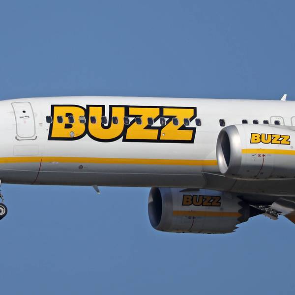Eine Boeing 737 MAX der irischen Fluggesellschaft Ryanair im Landeanflug. Das Flugzeug ist in den Farben des Ablegers „Buzz“ lackiert. (Symbolbild)