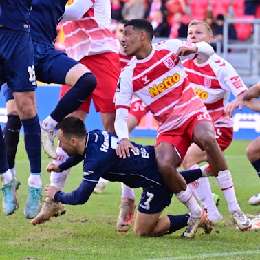 10.12.2023 - Fussball - Saison 2023 2024 - 3. Fussball - Liga - 18. Spieltag: SSV Jahn Regensburg - FC Viktoria Köln - Sportfoto Zink/ - xwoxzix - Regulations prohibit any use of photographs as image sequences and/or quasi-video - only for editorial use - Simon Handle 7, FC Viktoria Köln , links geht zu Boden - Noah Ganaus 20, SSV Jahn Regensburg *** 10 12 2023 Soccer Season 2023 2024 3 Soccer League 18 Matchday SSV Jahn Regensburg FC Viktoria Köln Sportfoto Zink xwoxzix Regulations prohibit any use of photographs as image sequences and or quasi video only for editorial use Simon Handle 7, FC Viktoria Köln , left goes to ground Noah Ganaus 20, SSV Jahn Regensburg
