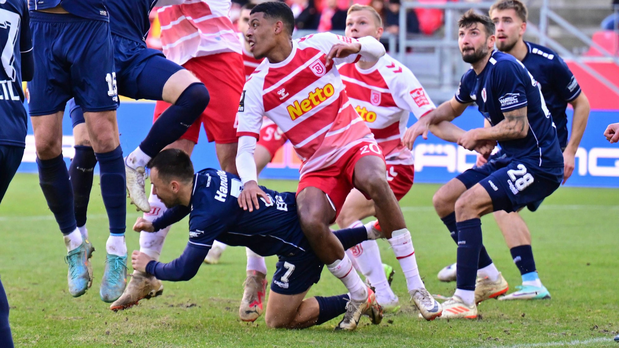 10.12.2023 - Fussball - Saison 2023 2024 - 3. Fussball - Liga - 18. Spieltag: SSV Jahn Regensburg - FC Viktoria Köln - Sportfoto Zink/ - xwoxzix - Regulations prohibit any use of photographs as image sequences and/or quasi-video - only for editorial use - Simon Handle 7, FC Viktoria Köln , links geht zu Boden - Noah Ganaus 20, SSV Jahn Regensburg *** 10 12 2023 Soccer Season 2023 2024 3 Soccer League 18 Matchday SSV Jahn Regensburg FC Viktoria Köln Sportfoto Zink xwoxzix Regulations prohibit any use of photographs as image sequences and or quasi video only for editorial use Simon Handle 7, FC Viktoria Köln , left goes to ground Noah Ganaus 20, SSV Jahn Regensburg