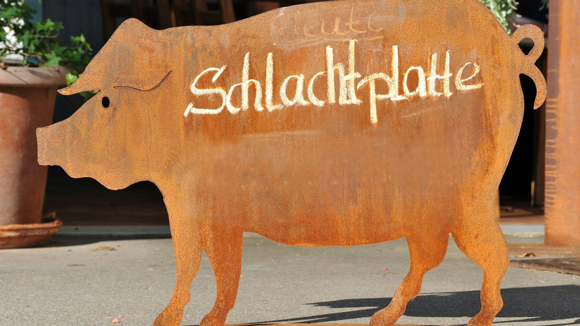 Mit einer Schweinchenskulptur wirbt ein Wirtshaus im Schwarzwald für seine Schlachtplatte (Sauerkraut mit Blut- und Leberwurst, Speck und Kartoffelbrei