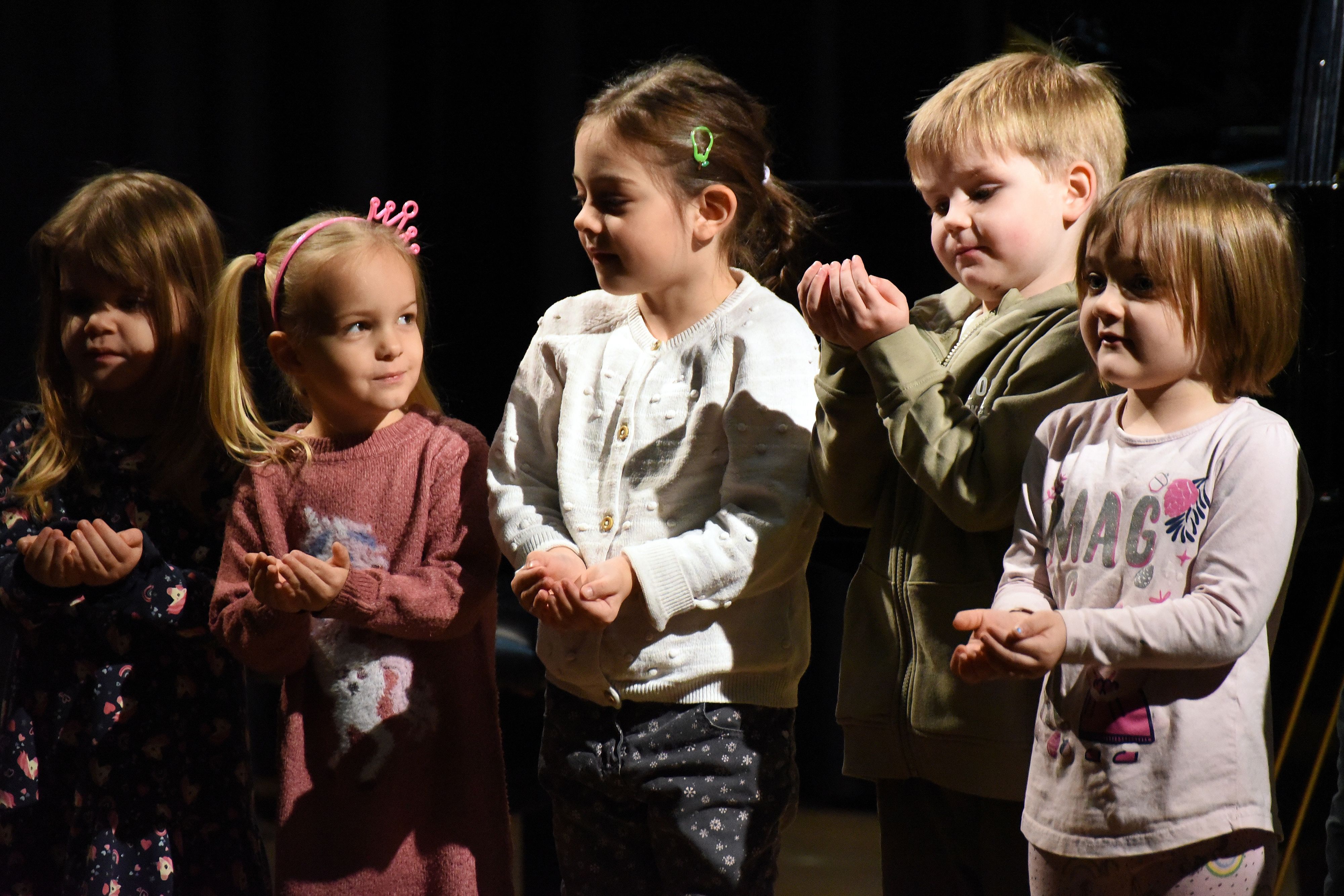 Fünf Vorschulkinder stehen auf der Bühne.