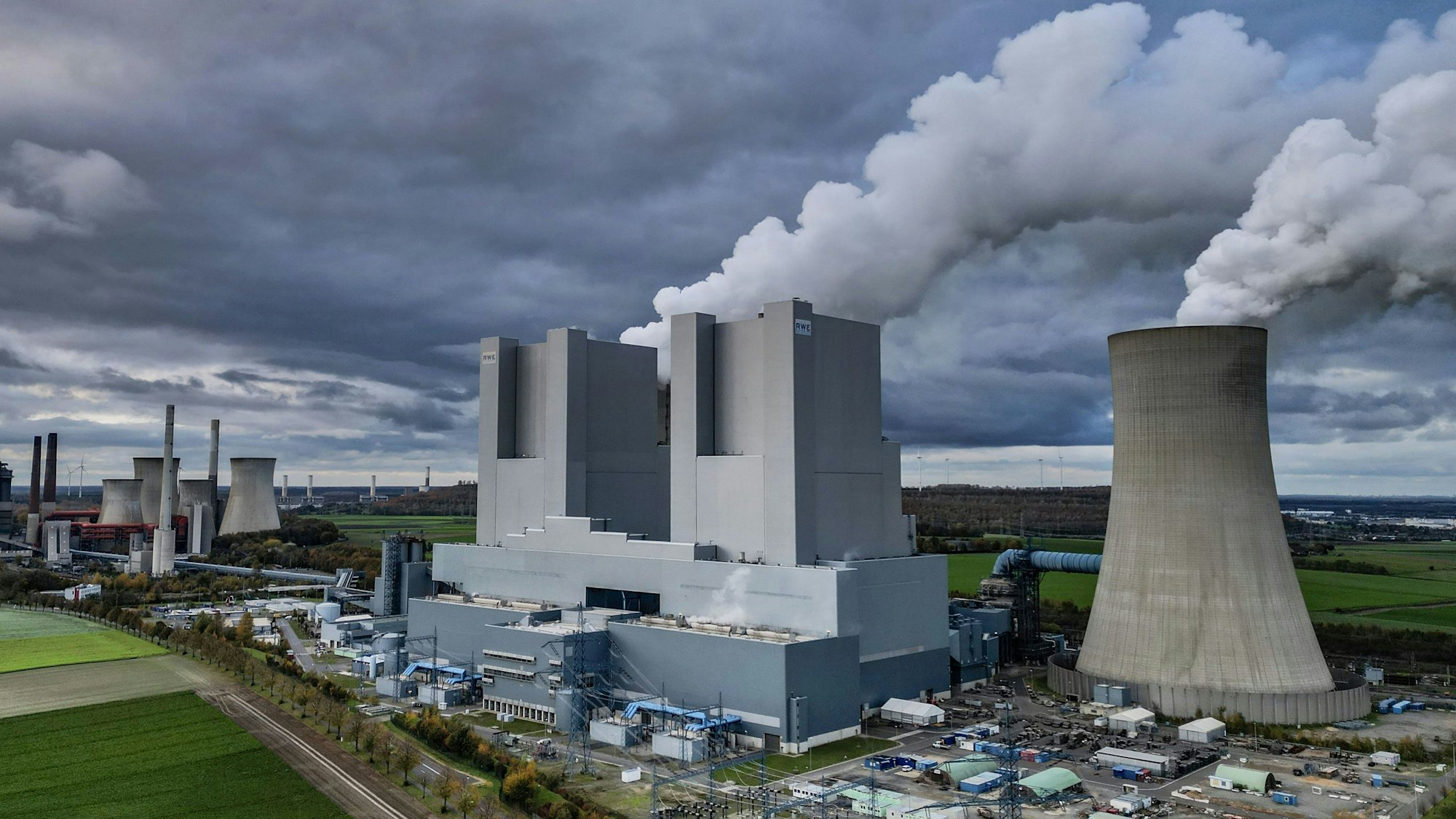 Dampf steigt aus dem Braunkohlekraftwerk Neurath II bei Bergheim von RWE. Dieses Kraftwerk verbrennt Braunkohle. (Archivbild)