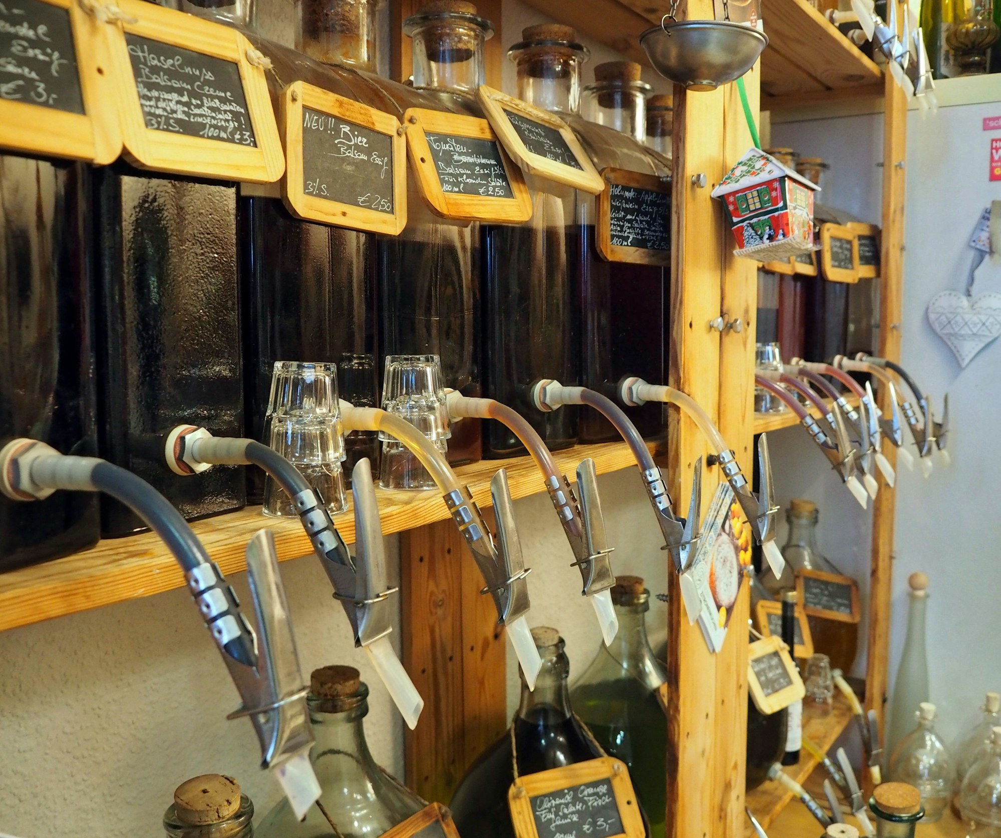 Die Flüssigkeiten lagern in großen Gefäßen mit Zapfhahn