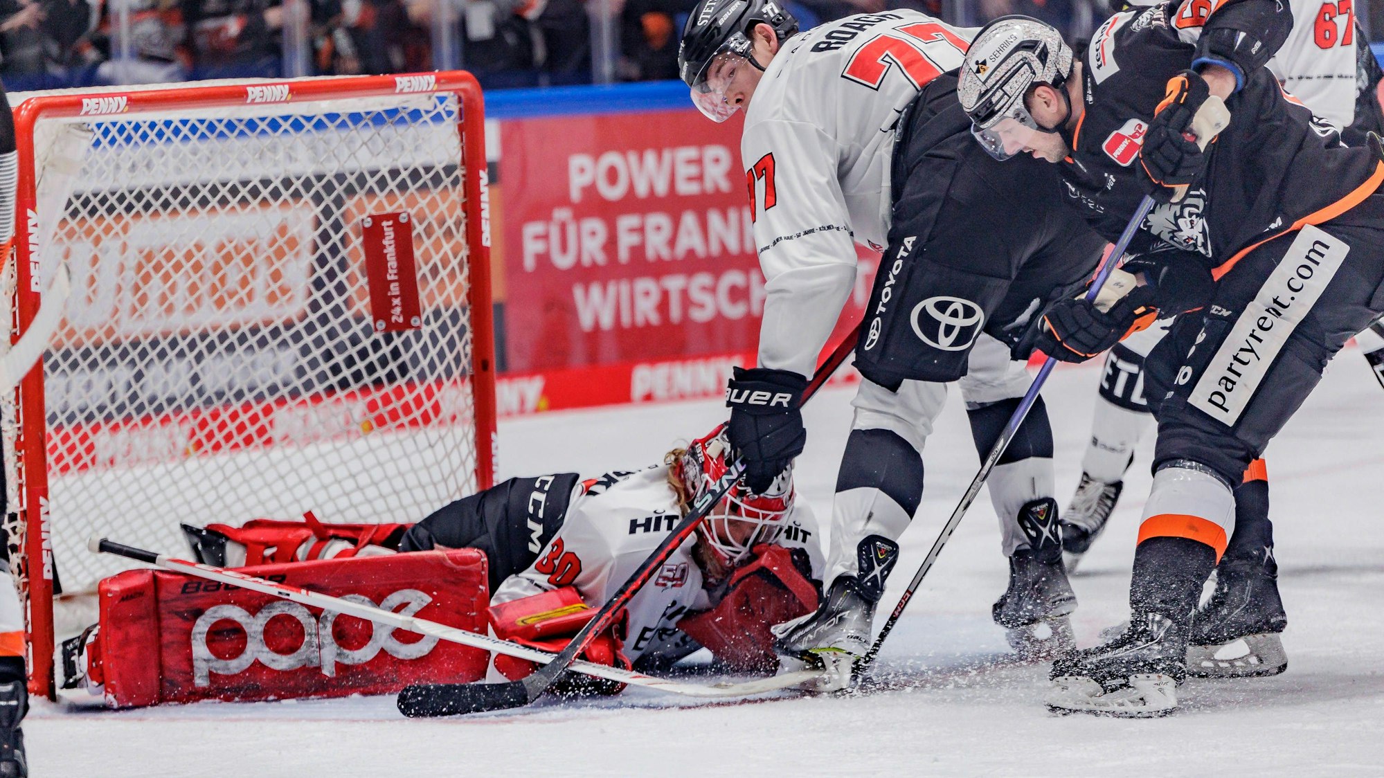 Eine Szene aus einem Eishockeyspiel der Kölner Haie gegen die Löwen Frankfurt.