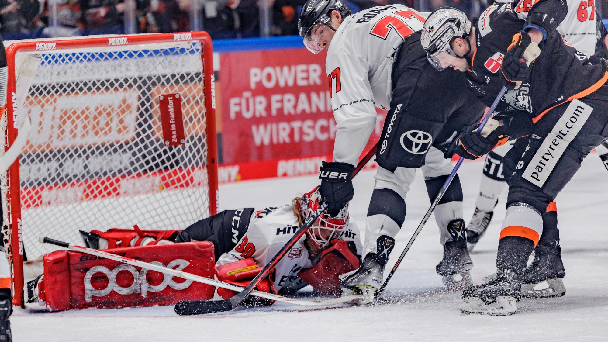 Eine Szene aus einem Eishockeyspiel der Kölner Haie gegen die Löwen Frankfurt.