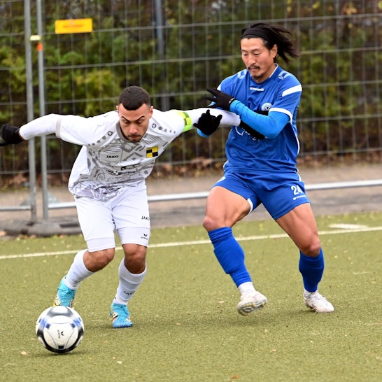 10.12.2023, Fussball-Pesch - Deutz
links: Okan Dönmez (Deutz)
rechts: Taira Tomifa (Pesch)
Foto: Uli Herhaus