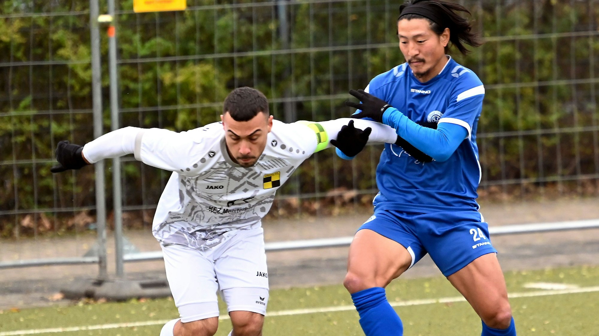 10.12.2023, Fussball-Pesch - Deutz
links: Okan Dönmez (Deutz)
rechts: Taira Tomifa (Pesch)
Foto: Uli Herhaus