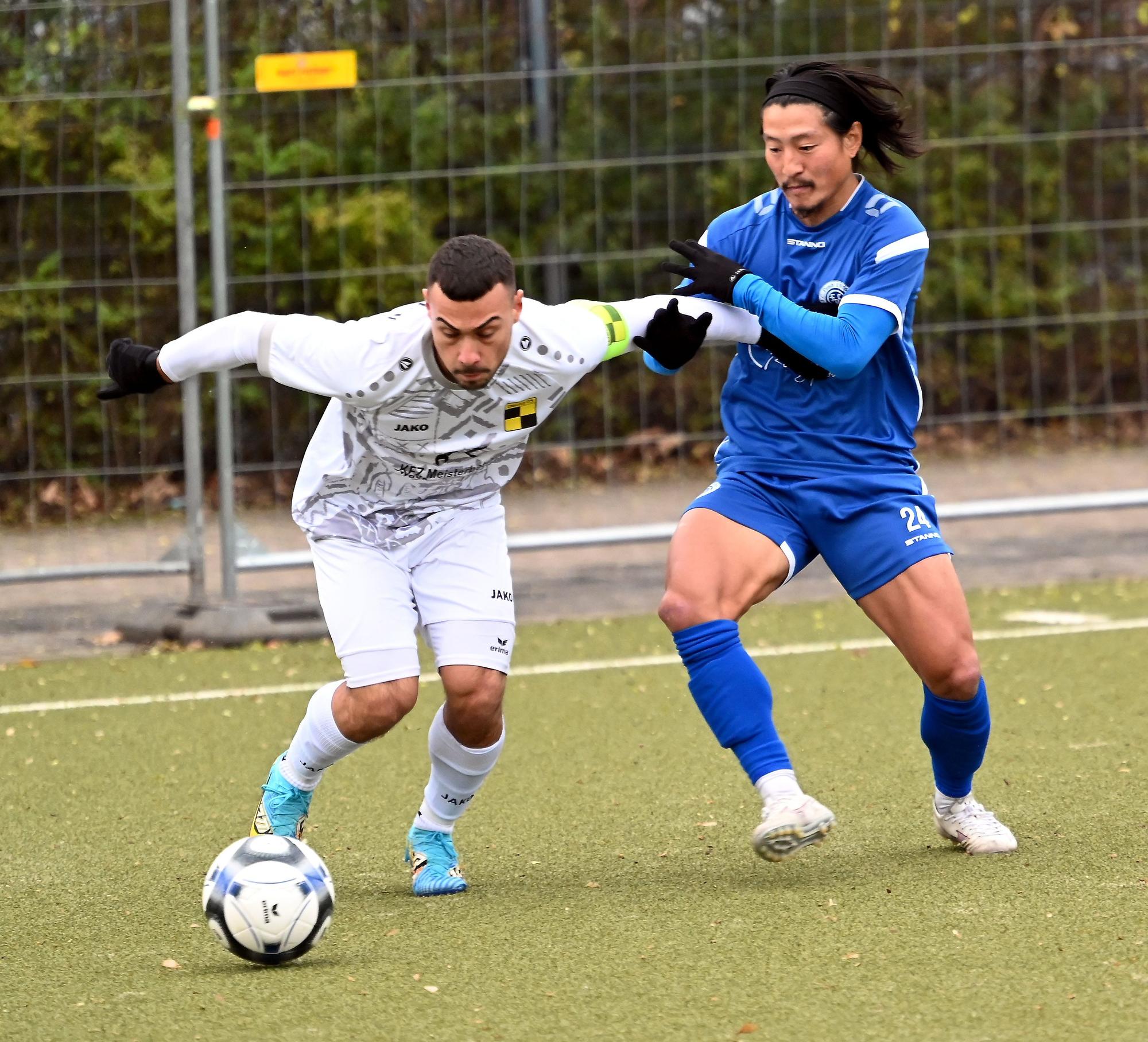 10.12.2023, Fussball-Pesch - Deutz
links: Okan Dönmez (Deutz)
rechts: Taira Tomifa (Pesch)
Foto: Uli Herhaus