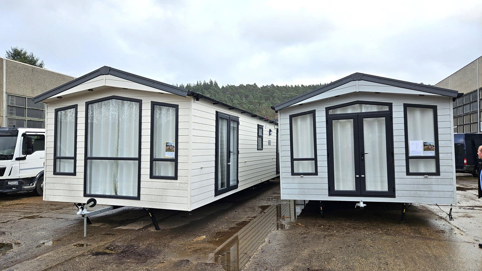 Blick auf zwei Tiny Houses für Geflüchtete in Kall.