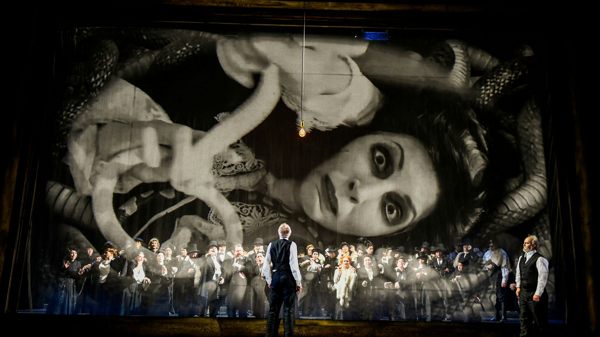 Videoprojektionen von Christian Weißenberger bebildern die Inszenierung mit Martin Koch (Aron) und Dietrich Henschel (Moses).