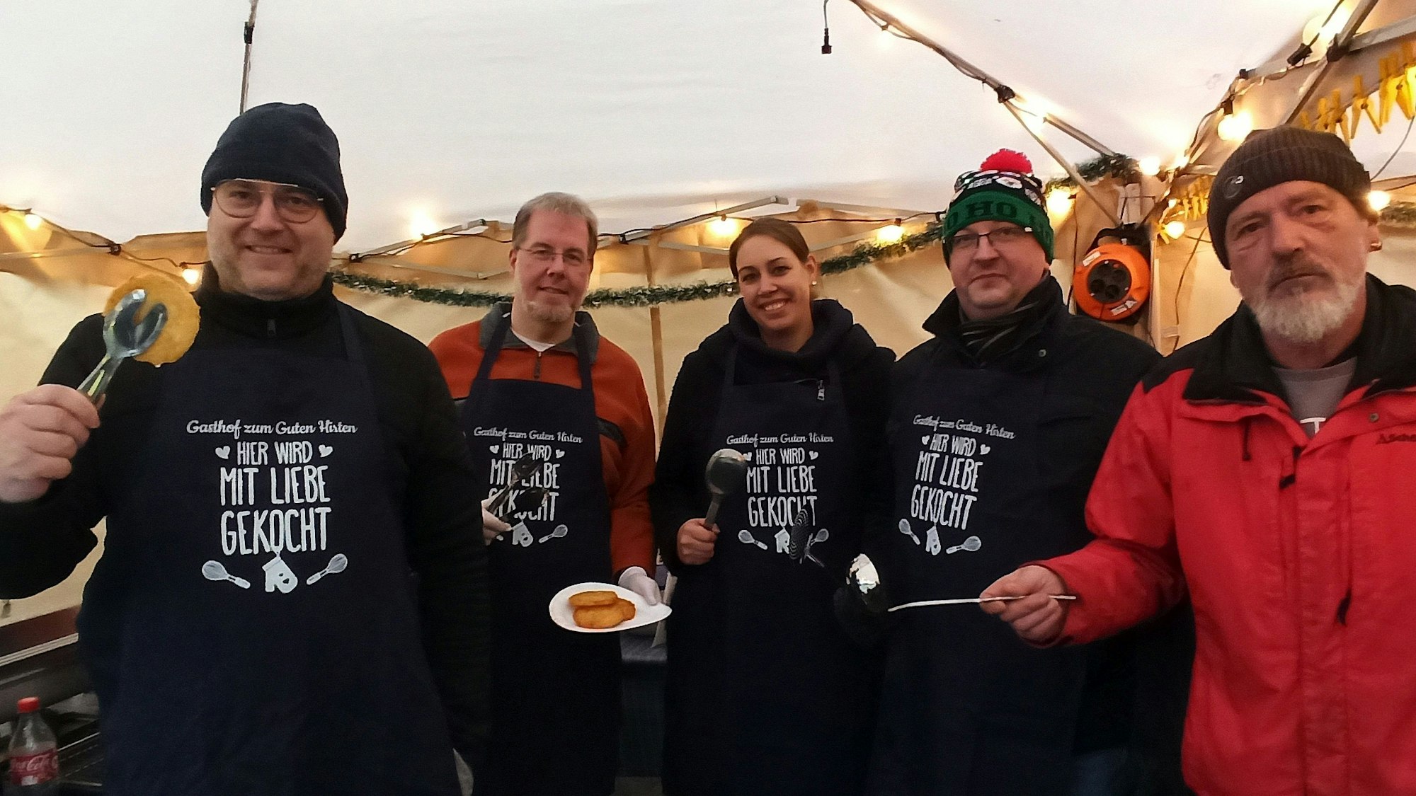 Am Stand der katholischen Kirchengemeinde wurden „mit Liebe“ Reibekuchen gebrutzelt.