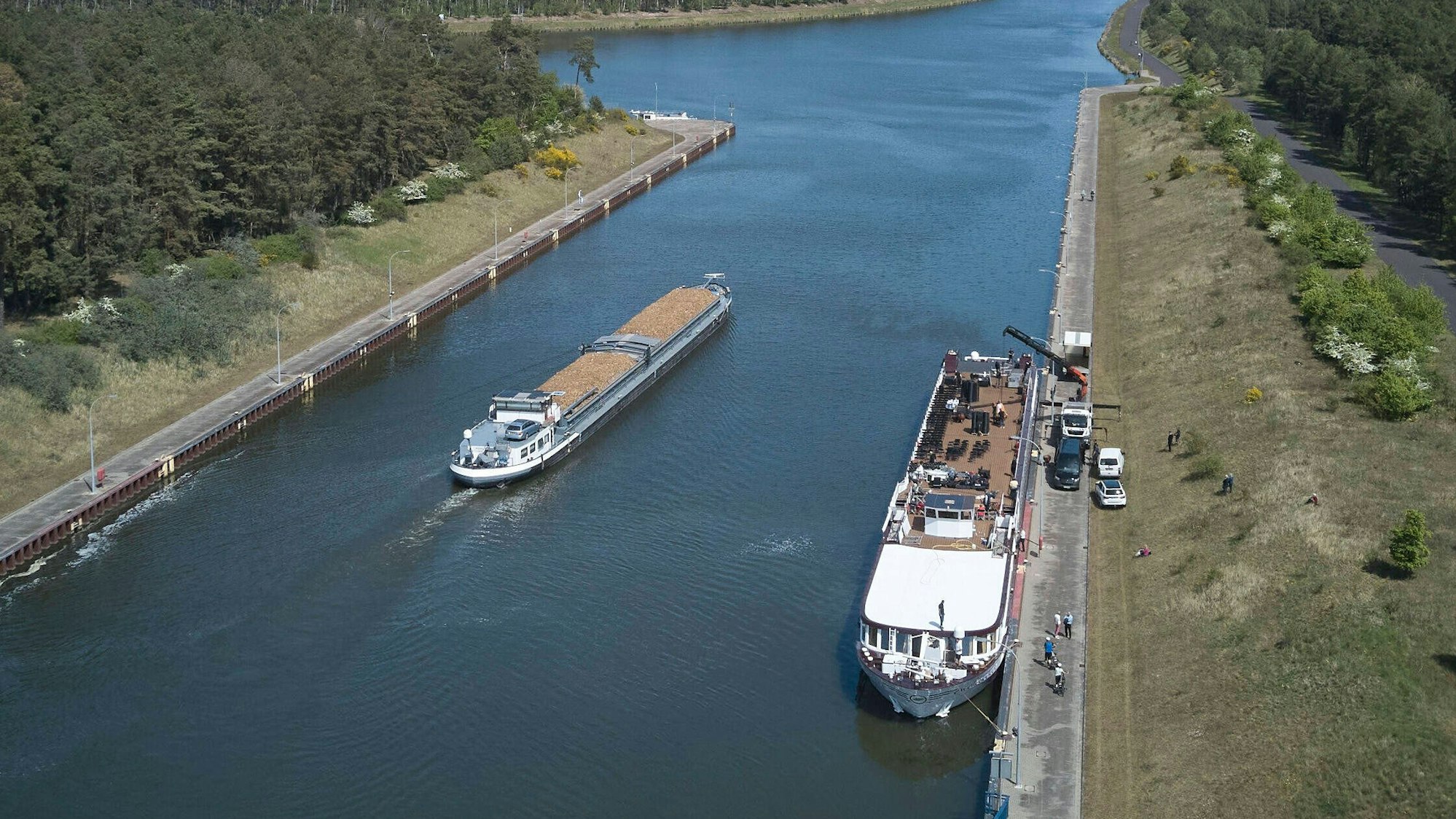 Das Kreuzfahrtschiff „Excellence Coral“ (rechts) ist auf der Elbe in Sachsen in Brand geraten. Auf diesem Foto ist es rechts neben einem anderen Schiff an der Elbe zu sehen. (Archivbild)