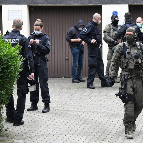 Einsatzkräfte stehen bei einem großangelegten Einsatz gegen die Rauschgiftkriminalität vor einem Bürogebäude in Essen.
