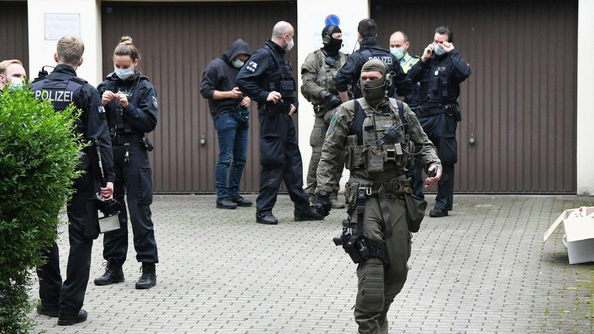 Einsatzkräfte stehen bei einem großangelegten Einsatz gegen die Rauschgiftkriminalität vor einem Bürogebäude in Essen.