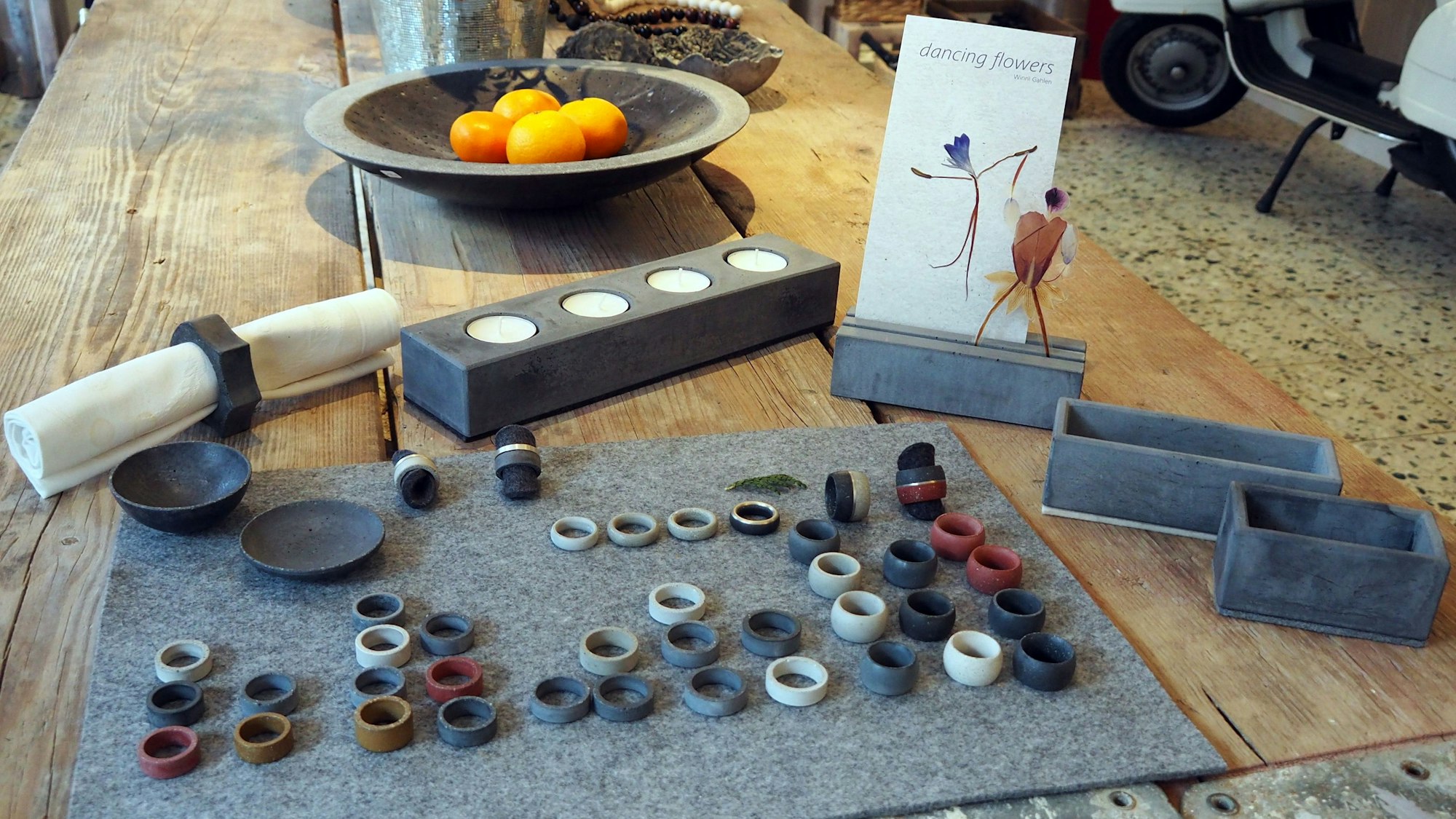 Im Geschäft Betonklunker am Karolingerring gibt es Schmuck und Accessoires aus Beton.