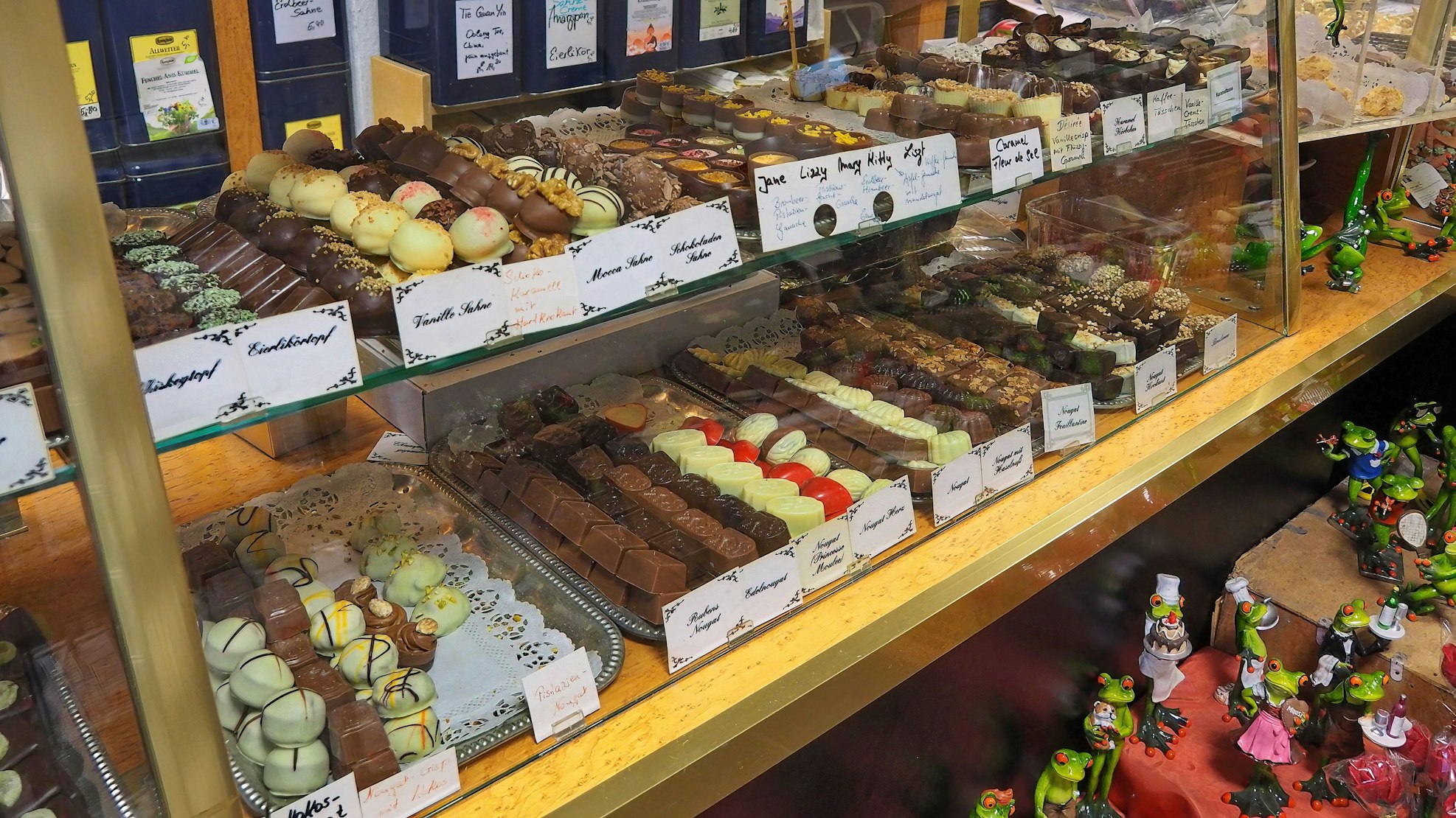 Die Ladentheke gefüllt mit Pralinen im Trüffel Ulrich an der Severinstraße