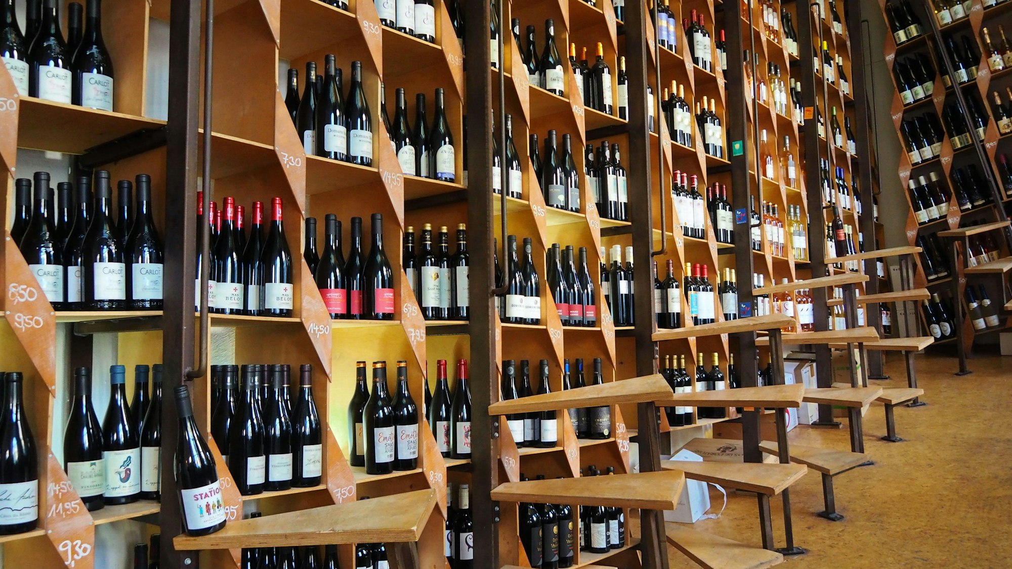 Bei Zwölfgrad neigen sich die Weinregale um zwölf Grad.