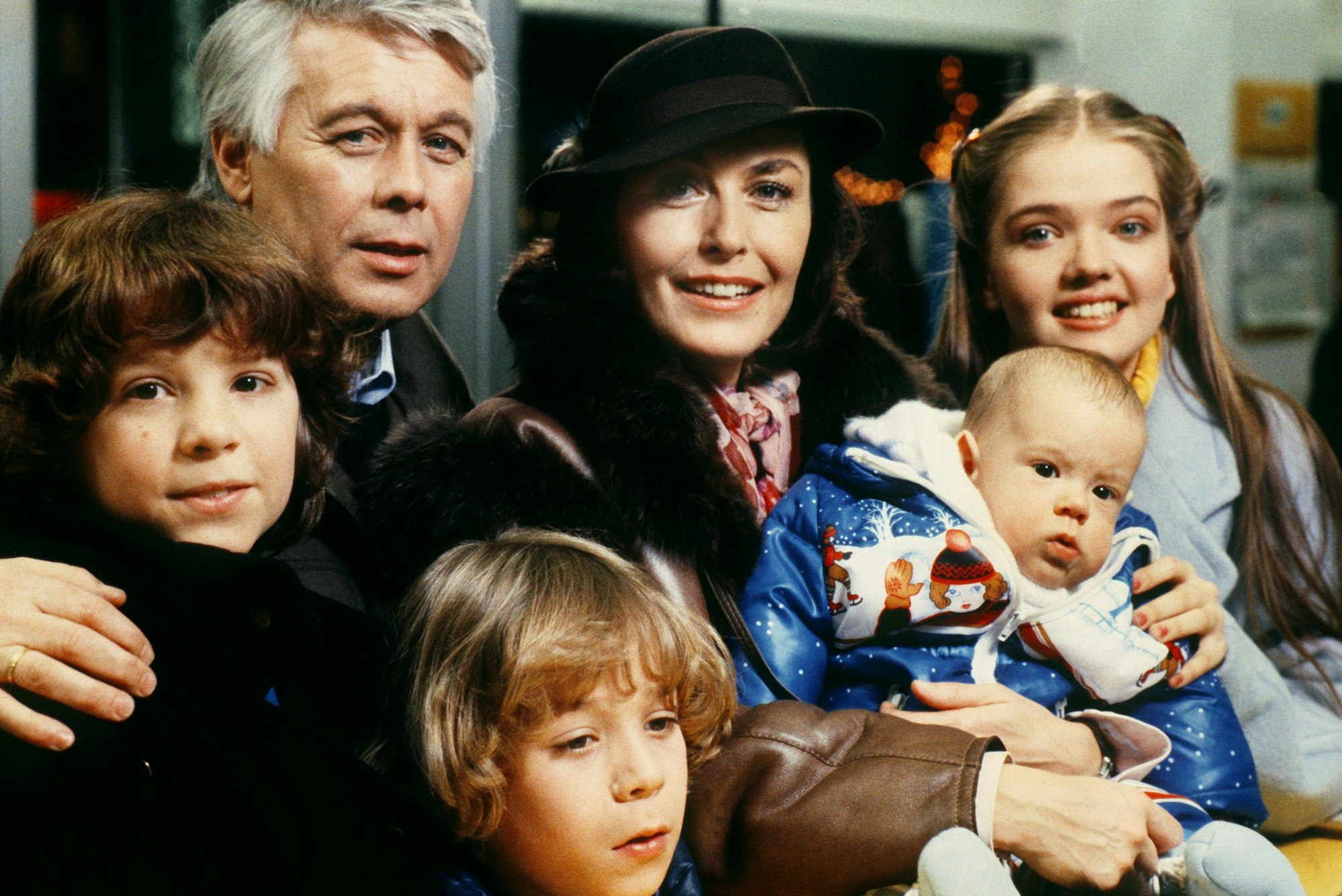 Die Darsteller Peter Weck und Thekla Carola Wied mit „ihren Kindern“ (l-r) Tarek Helmy, Timo Hiessner, Franziska und Julia Biedermann im Dezember 1984 bei Dreharbeiten der ZDF-Erfolgsserie „Ich heirate eine Familie“.