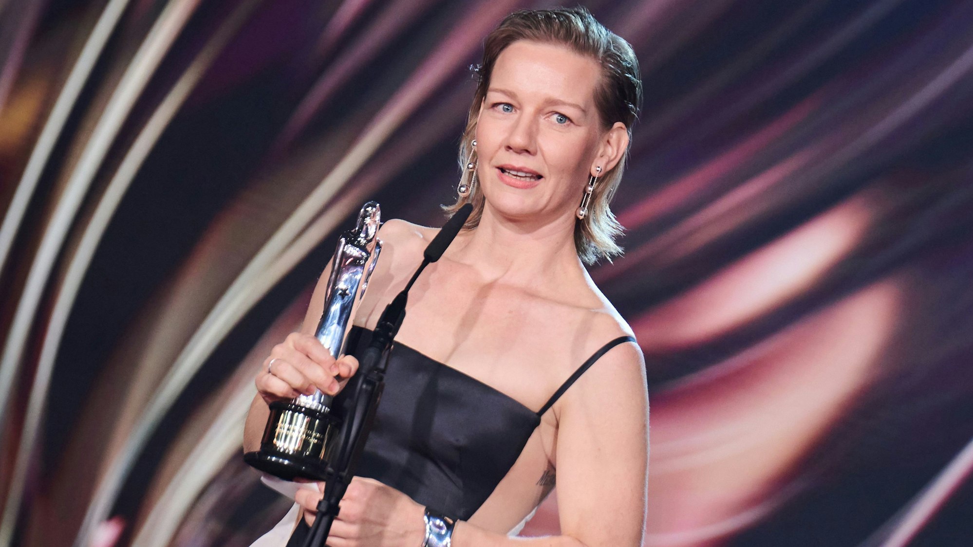 Sandra Hüller, Schauspielerin, hat in den USA einen Kritikerpreis erhalten und damit ihre Chancen im laufenden Trophäen-Wettbewerb weiter ausgebaut.