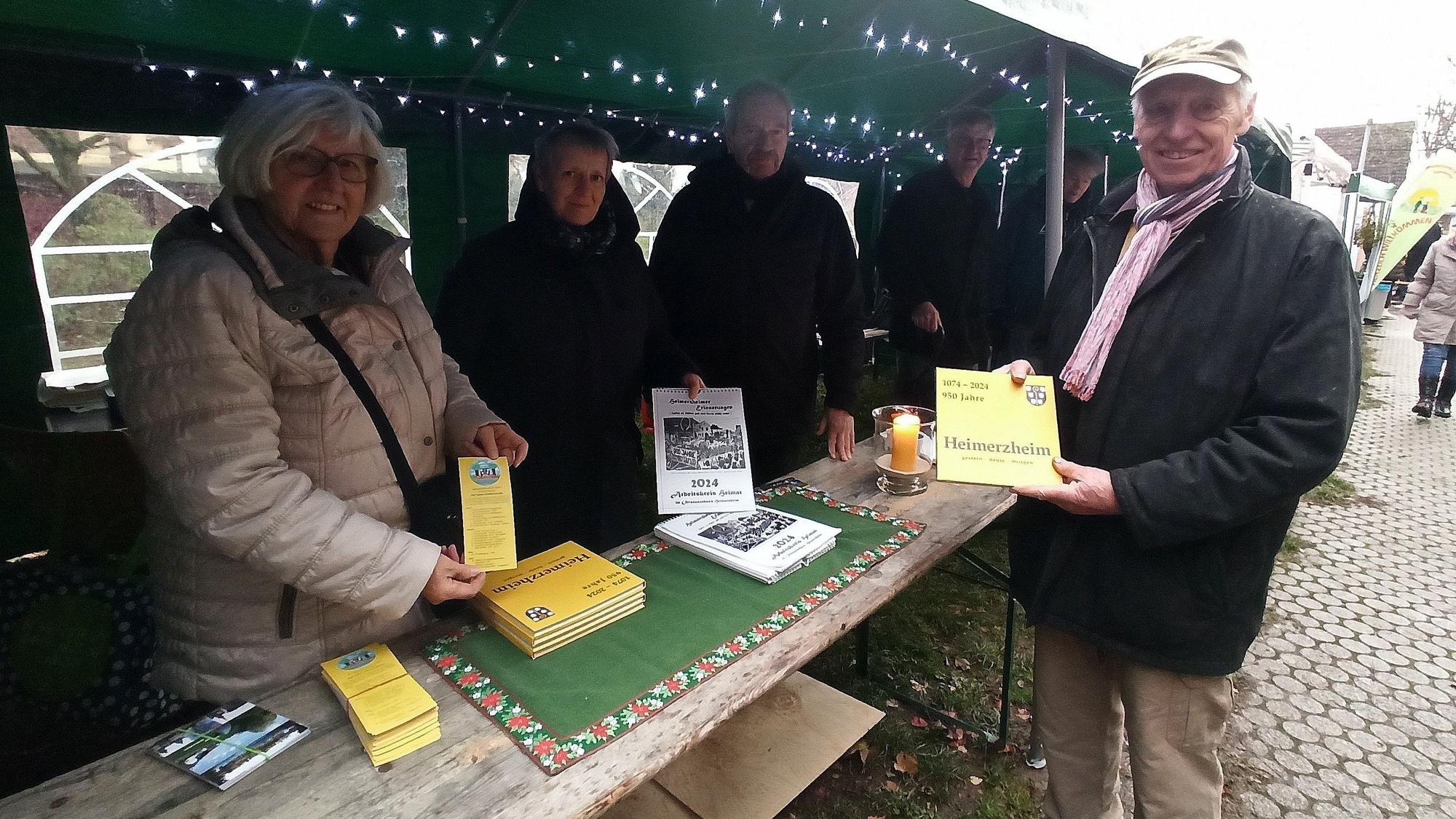 Am Stand des Arbeitskreises Heimat hatten Hermann Schlagheck (rechts) und sein Team das Jubiläumsbuch „950 Jahre Heimerzheim“ und den neuen Jahreskalender im Angebot.